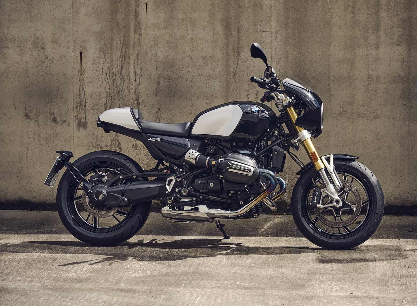 The 2024 R 12 nineT roadster offers adjustability on its 45mm fork, and gets a different tank than the R 12 cruiser, recalling /5 models of the ’70s.