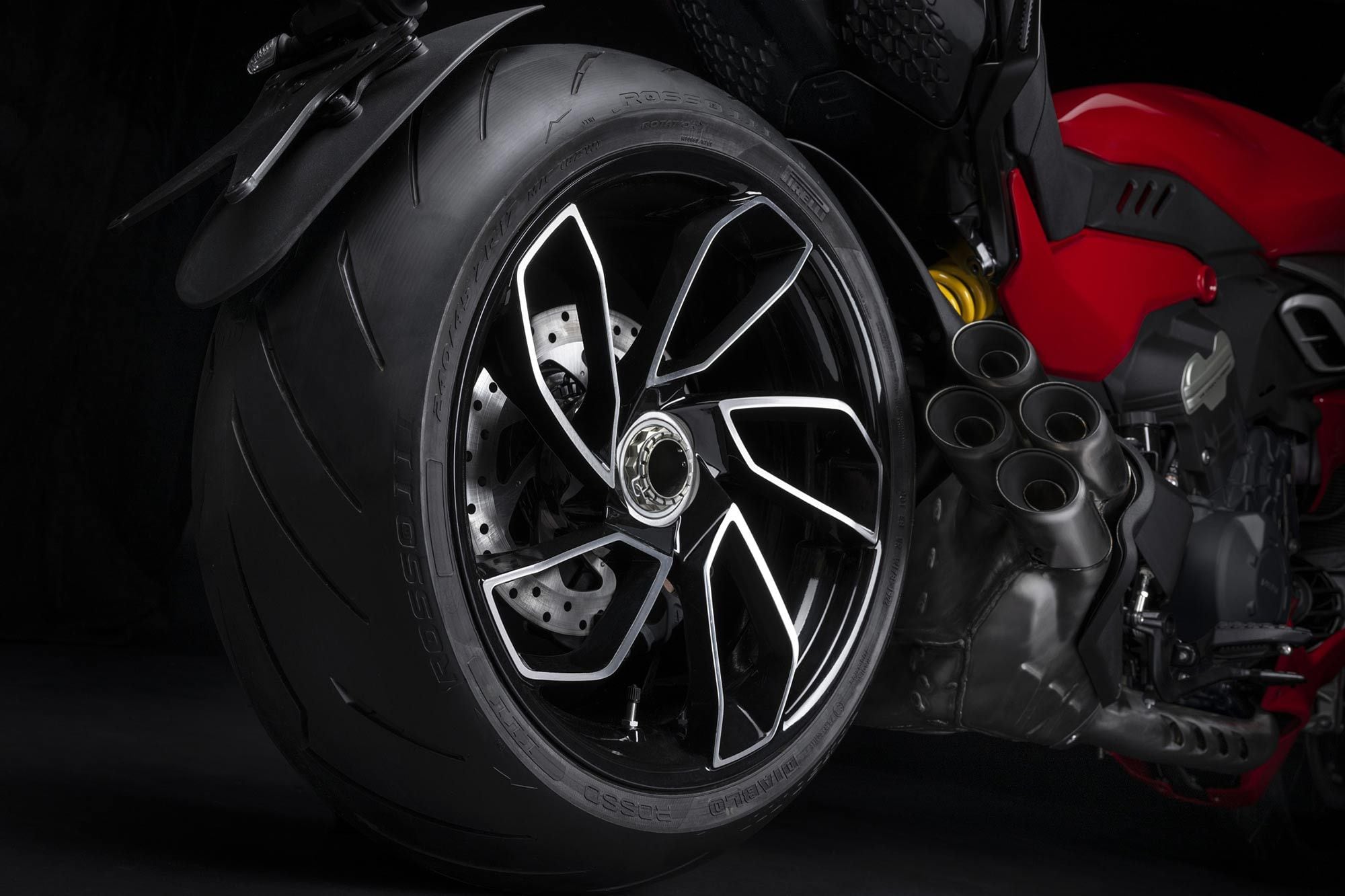 As with previous Diavels, the massive 240/45 rear tire remains a distinctive element. The wheels are a five-spoke alloy with embellished machined surfaces. The four exhaust exits speak to the Diavel’s new engine architecture.