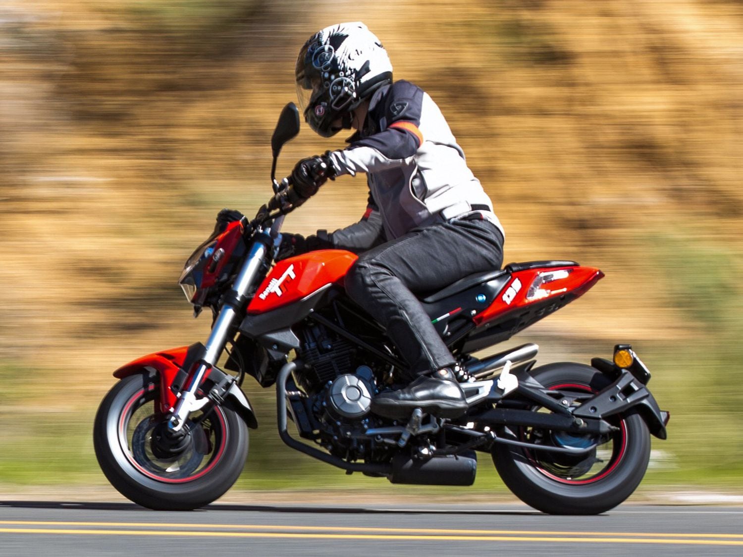 Low seat height, 12 inch wheels, and fuel injection along with a nice price put this Benelli squarely in funbike territory.