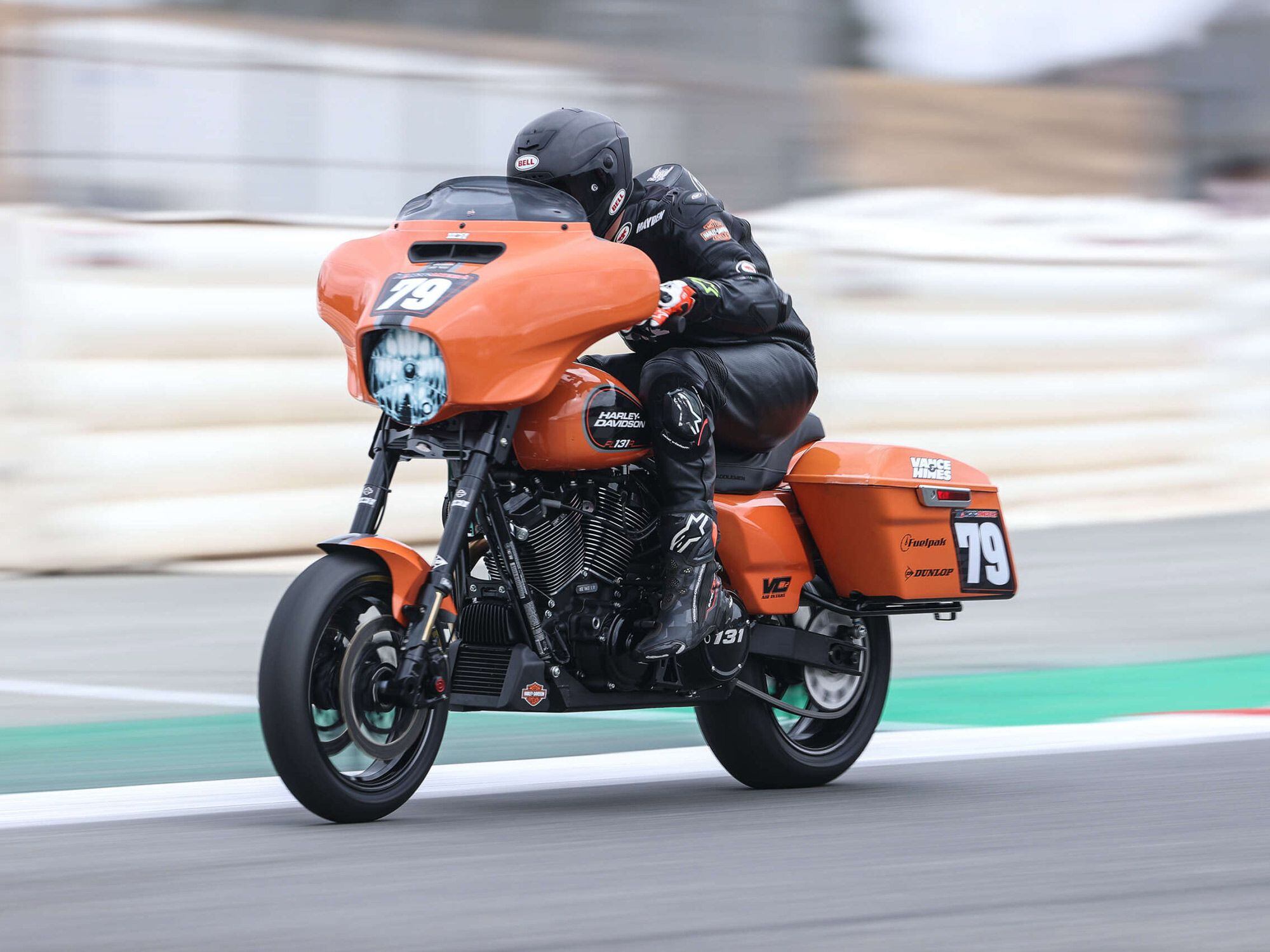 Hayden Gillim op de Vance & Hines Harley-Davidson pakte de derde plaats in de tweede ronde race.