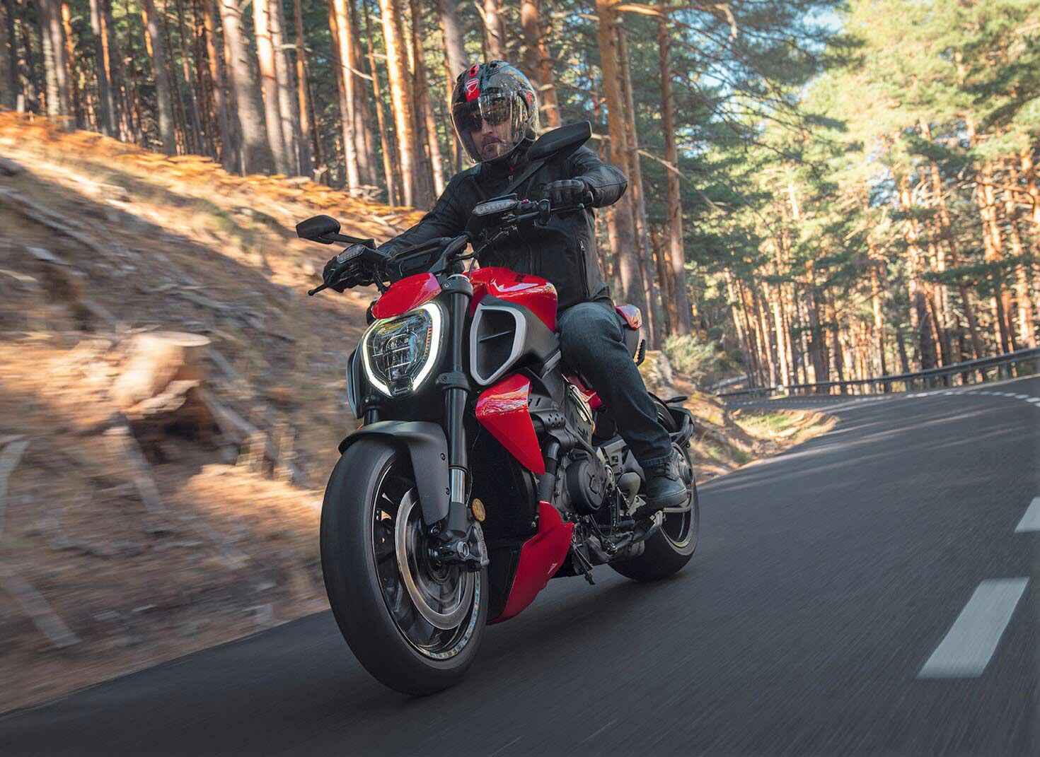 The new Diavel also features a slightly sharper steering angle, with seat height going up a bit as well. Fork is still fully adjustable, while brakes are upgraded to Brembo Stylema units.