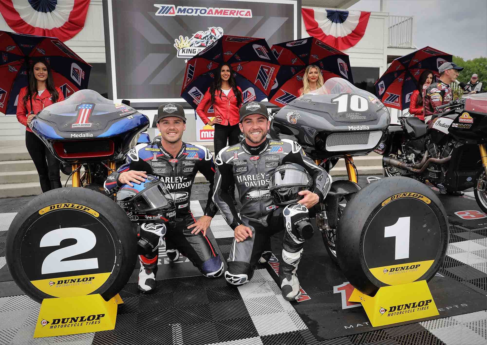 Les frères Wyman saluent le podium de Road America.